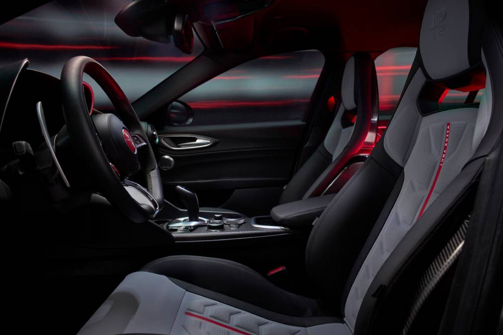 «Φτερωτή» ανανεωμένη Alfa Romeo Giulia Quadrifoglio Luna Rossa 15 «Φτερωτή» ανανεωμένη Alfa Romeo Giulia Quadrifoglio Luna Rossa