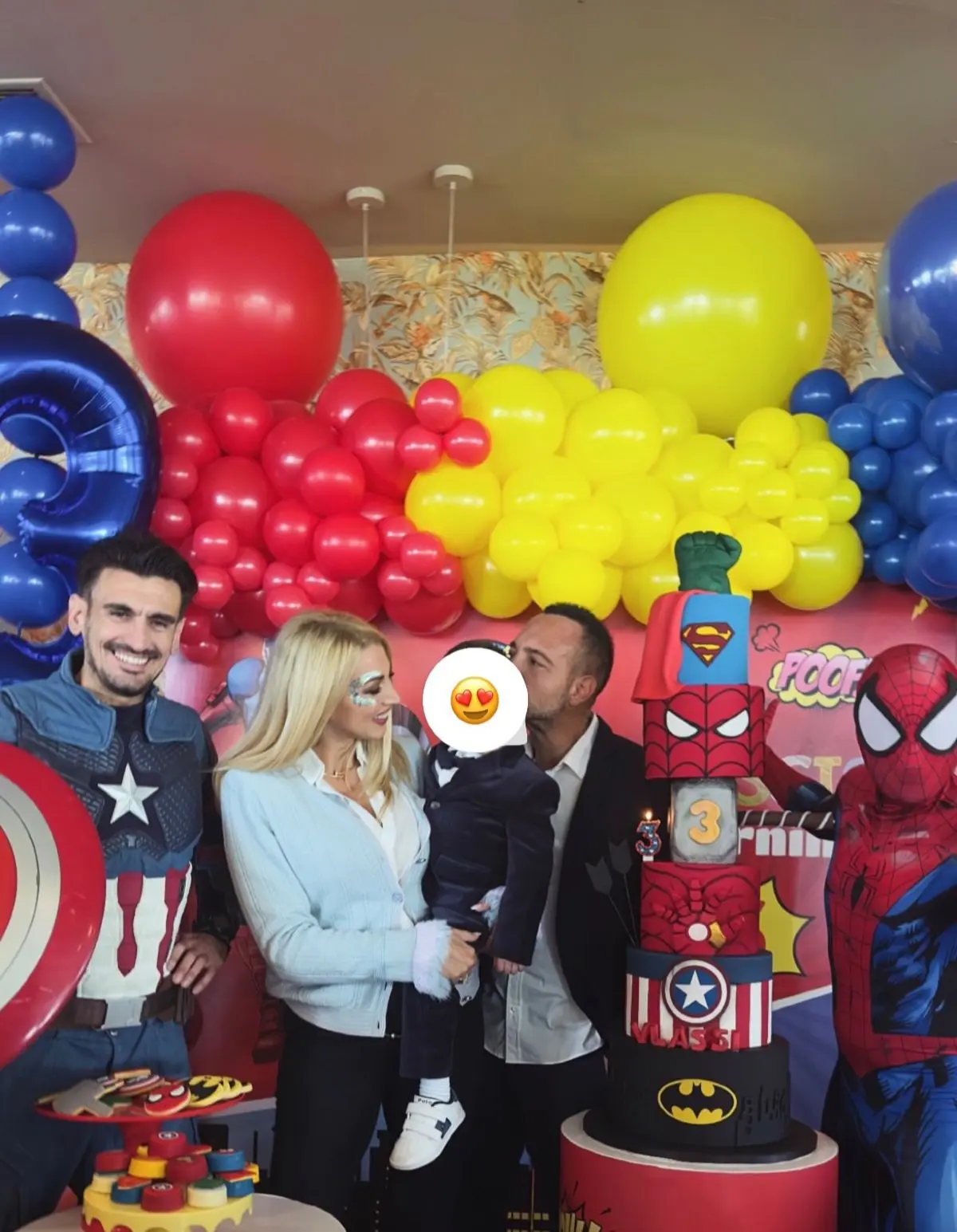 Η Κωνσταντίνα Σπυροπούλου και ο Βασίλης Σταθοκωστόπουλος αγκαλιά με τον γιο τους