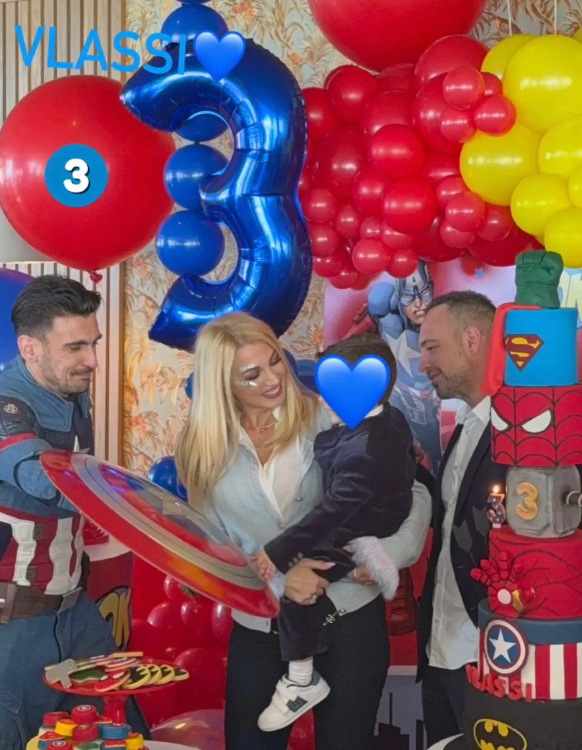 Η Κωνσταντίνα Σπυροπούλου και ο Βασίλης Σταθοκωστόπουλος αγκαλιά με τον γιο τους