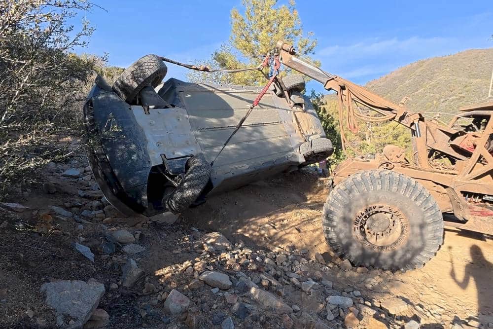 tesla-cybertruck-with-no-brakes-flips-over-on-an-o (2)
