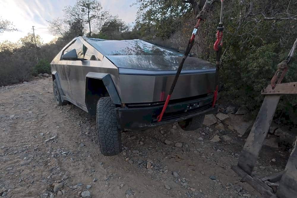 tesla-cybertruck-with-no-brakes-flips-over-on-an-o (4)