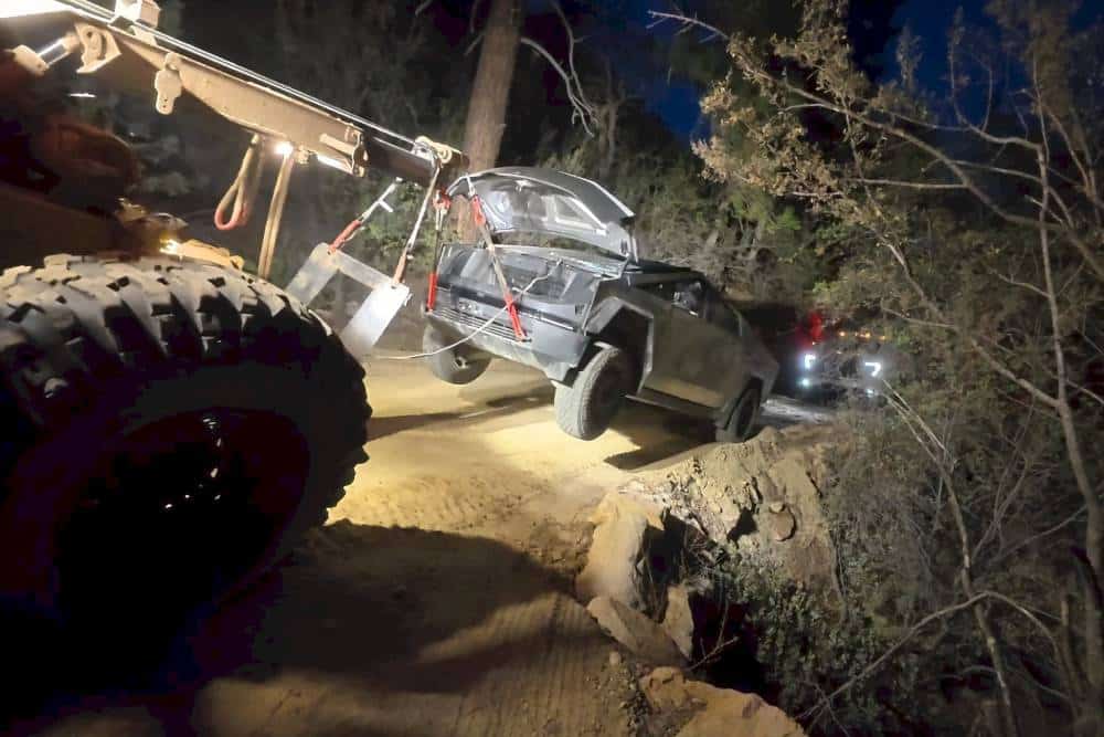 tesla-cybertruck-with-no-brakes-flips-over-on-an-o (5)