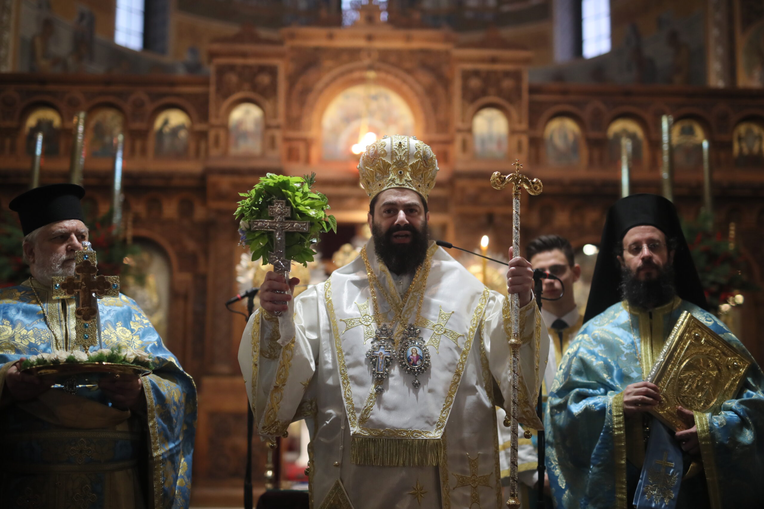 Θεοφάνεια: Εντυπωσιακές τελετές αγιασμού των υδάτων σε Πειραιά και Αθήνα – Δείτε εικόνες 46 Ιερέας