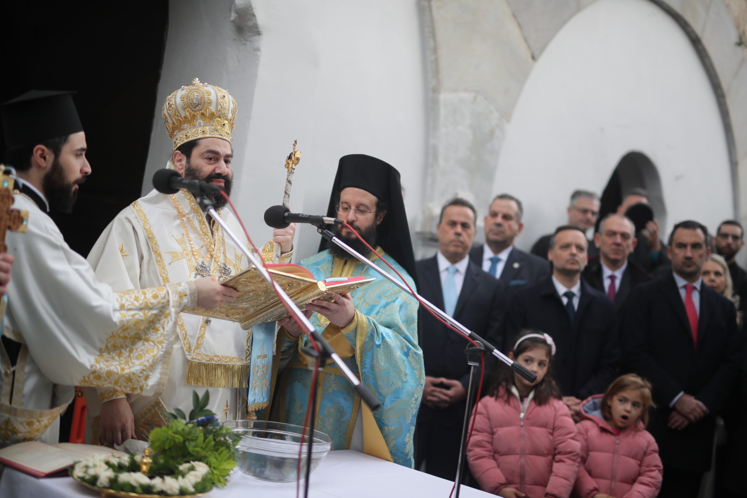 Θεοφάνεια: Εντυπωσιακές τελετές αγιασμού των υδάτων σε Πειραιά και Αθήνα – Δείτε εικόνες 40 Ιερείς