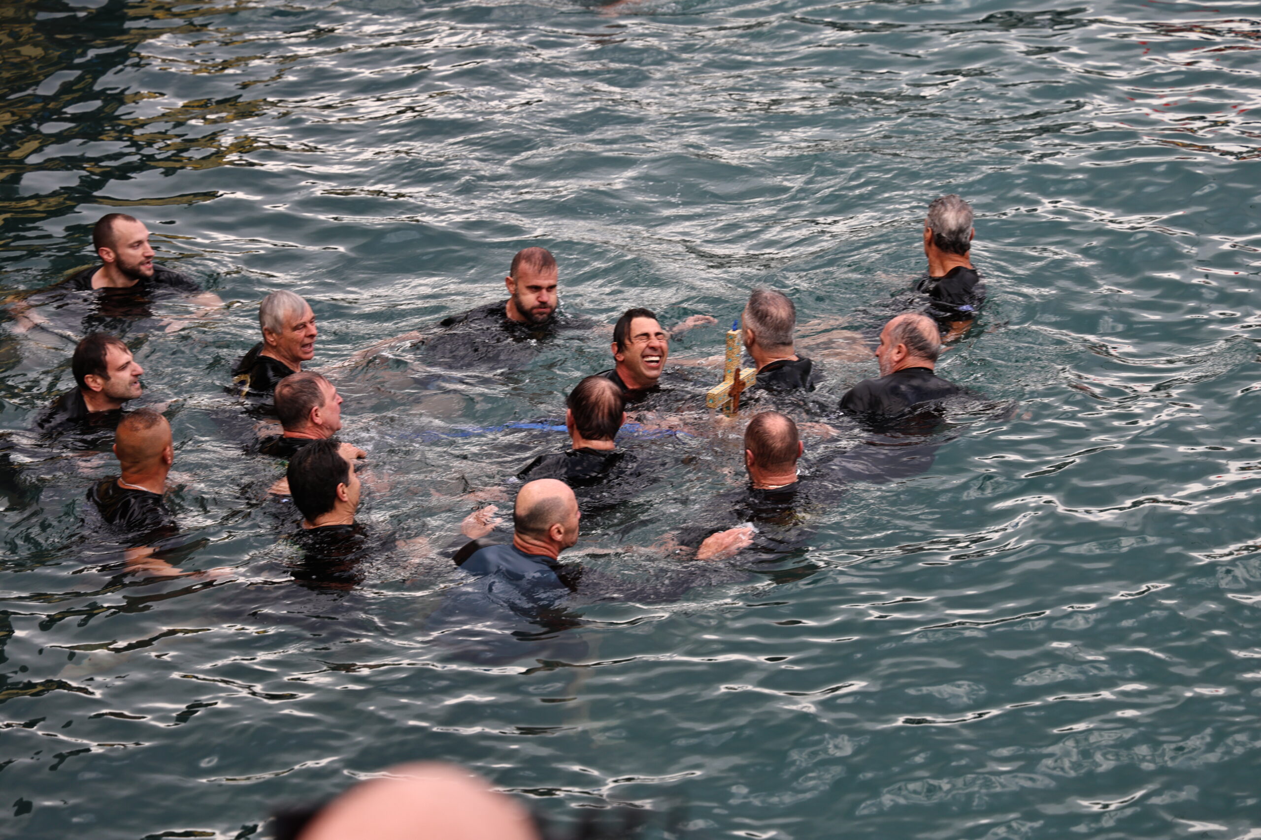 Θεοφάνεια: Εντυπωσιακές τελετές αγιασμού των υδάτων σε Πειραιά και Αθήνα – Δείτε εικόνες 26 Λιμάνι