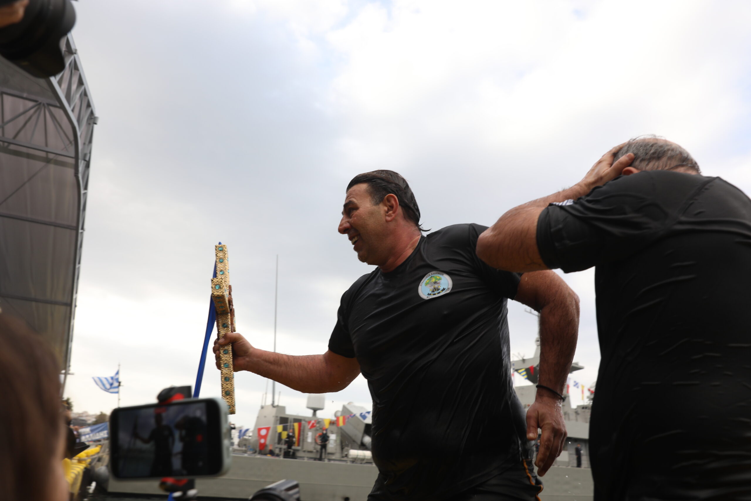 Θεοφάνεια: Εντυπωσιακές τελετές αγιασμού των υδάτων σε Πειραιά και Αθήνα – Δείτε εικόνες 27 Λιμάνι