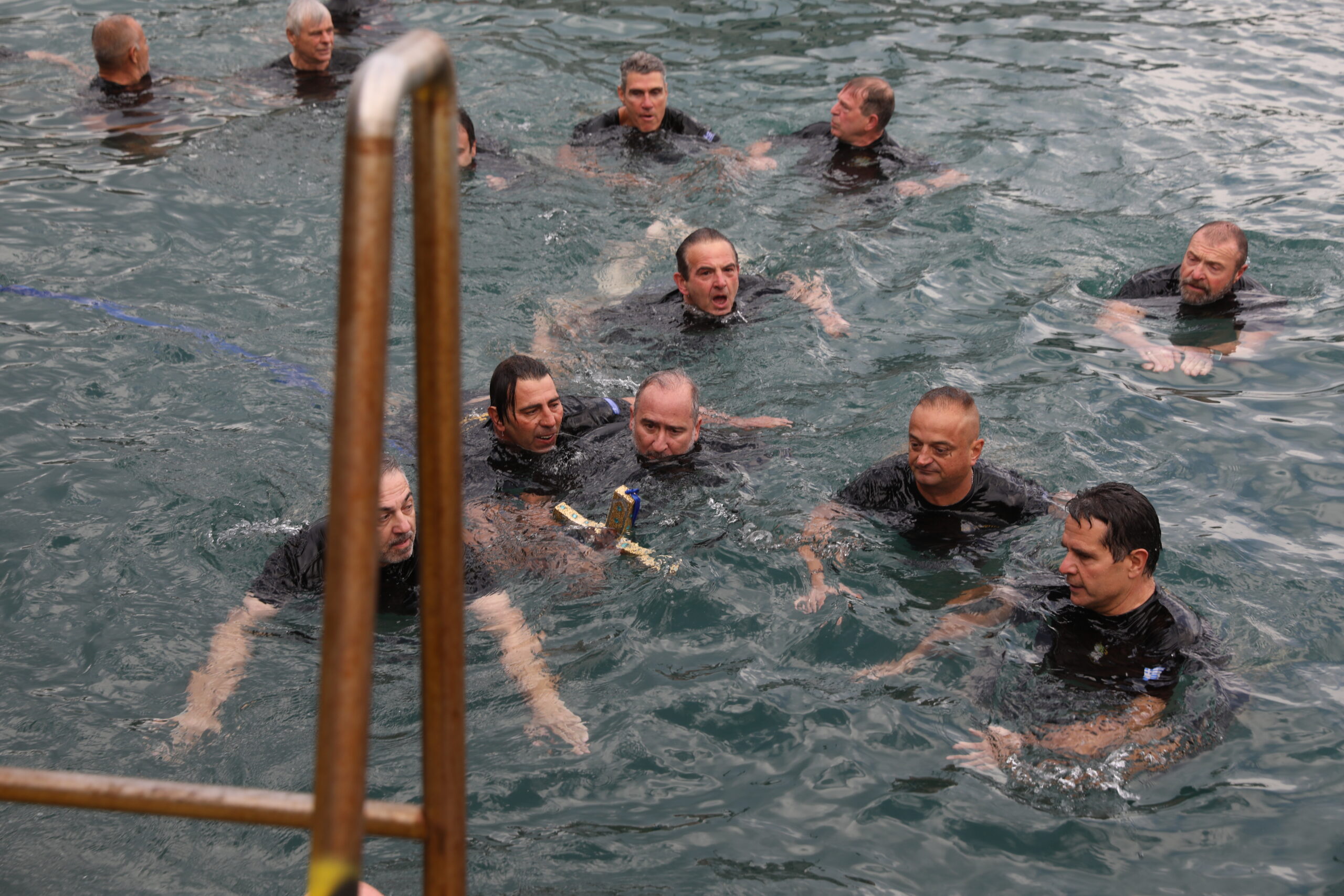 Θεοφάνεια: Εντυπωσιακές τελετές αγιασμού των υδάτων σε Πειραιά και Αθήνα – Δείτε εικόνες 28 Λιμάνι