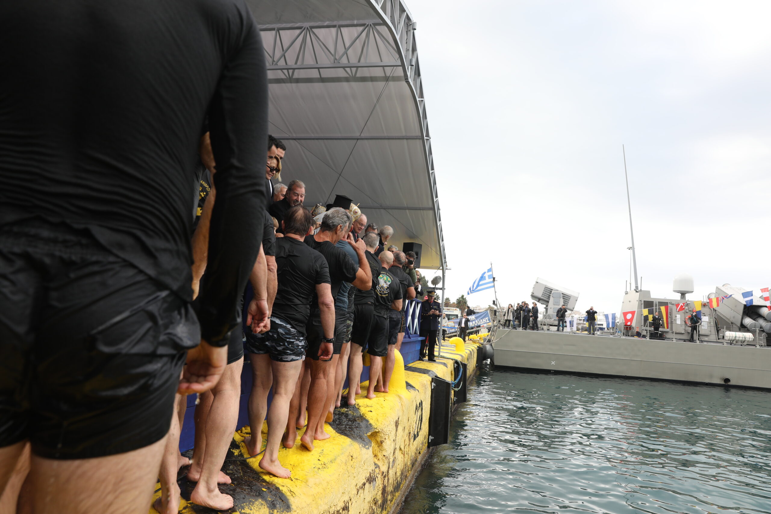Θεοφάνεια: Εντυπωσιακές τελετές αγιασμού των υδάτων σε Πειραιά και Αθήνα – Δείτε εικόνες 24 Λιμάνι