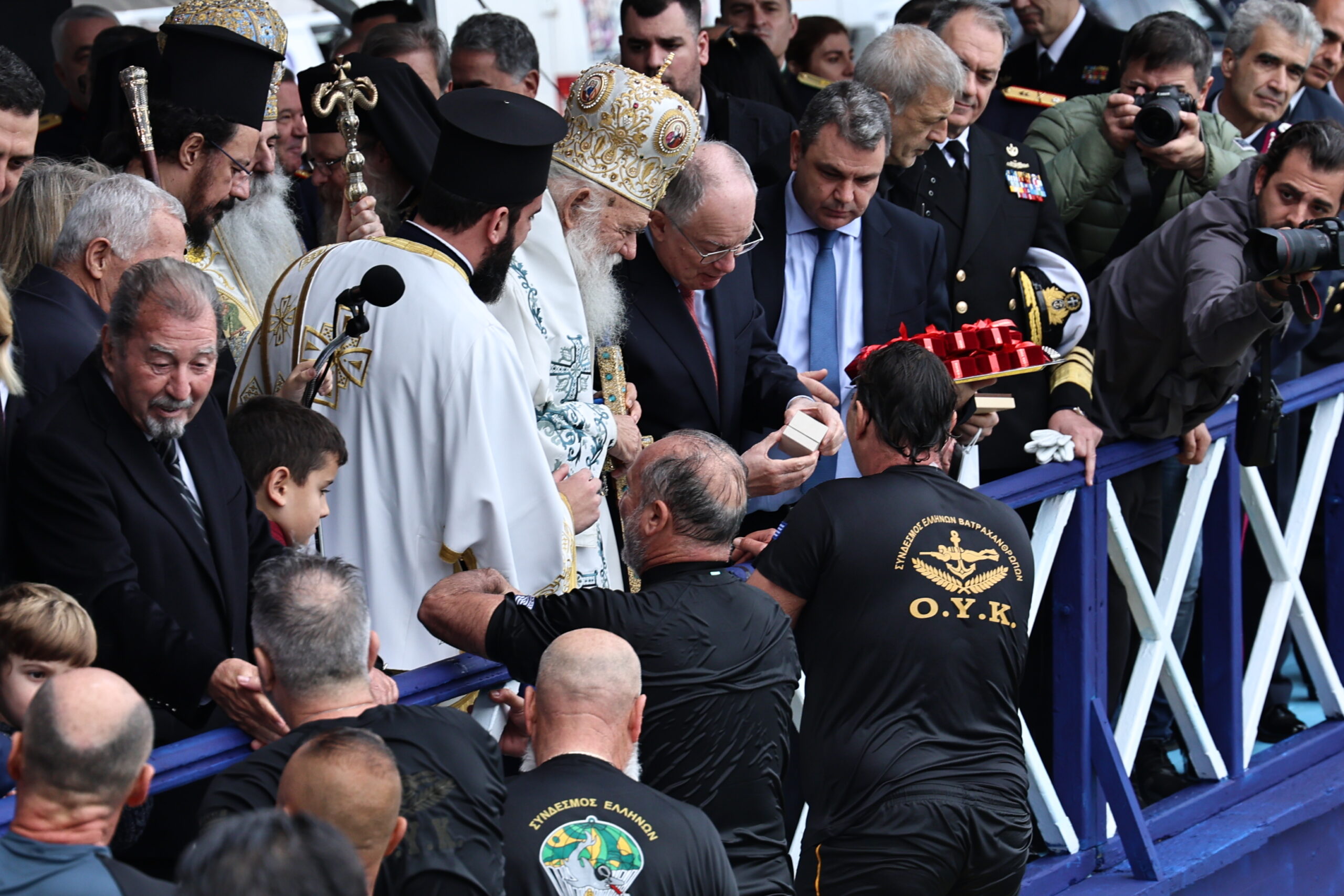 Θεοφάνεια: Εντυπωσιακές τελετές αγιασμού των υδάτων σε Πειραιά και Αθήνα – Δείτε εικόνες 34 Θεοφάνεια: Εντυπωσιακές τελετές αγιασμού των υδάτων σε Πειραιά και Αθήνα – Δείτε εικόνες