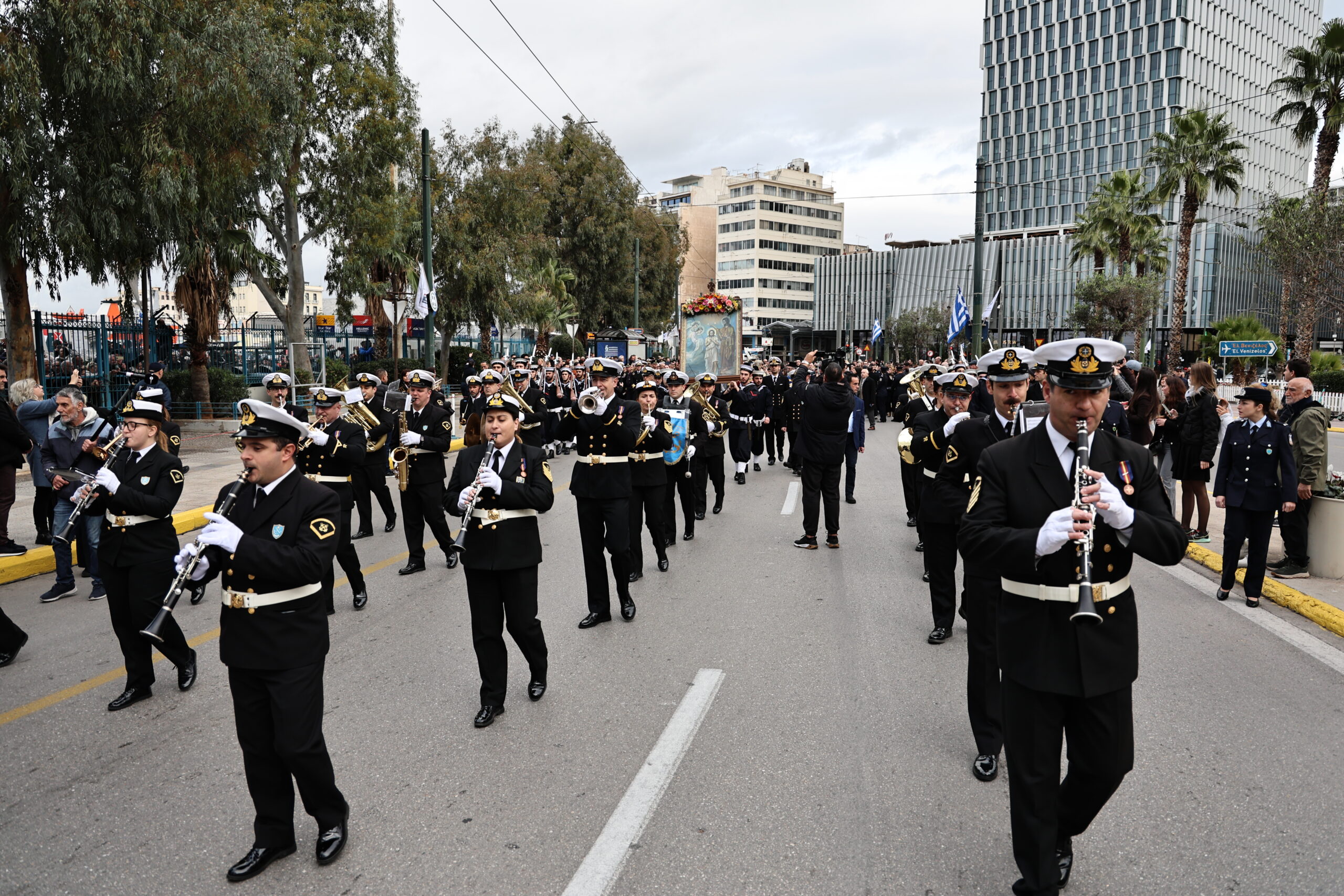 Θεοφάνεια: Εντυπωσιακές τελετές αγιασμού των υδάτων σε Πειραιά και Αθήνα – Δείτε εικόνες 31 Παρέλαση