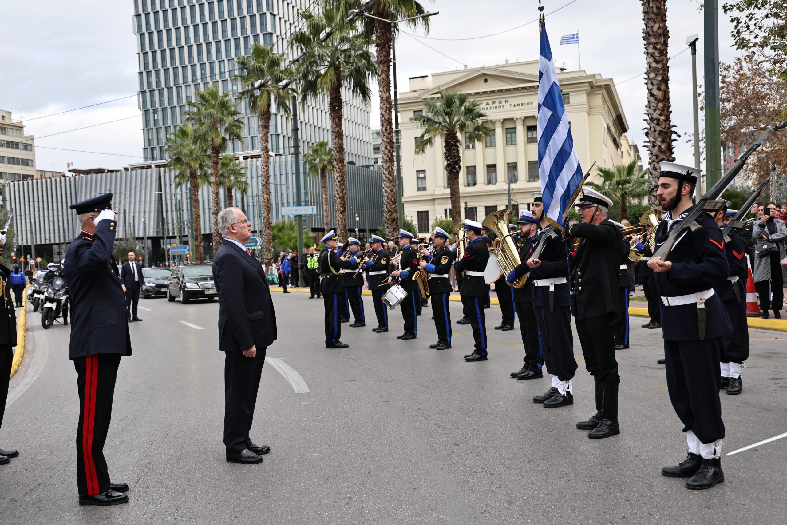 Θεοφάνεια: Εντυπωσιακές τελετές αγιασμού των υδάτων σε Πειραιά και Αθήνα – Δείτε εικόνες 38 Παρέλαση