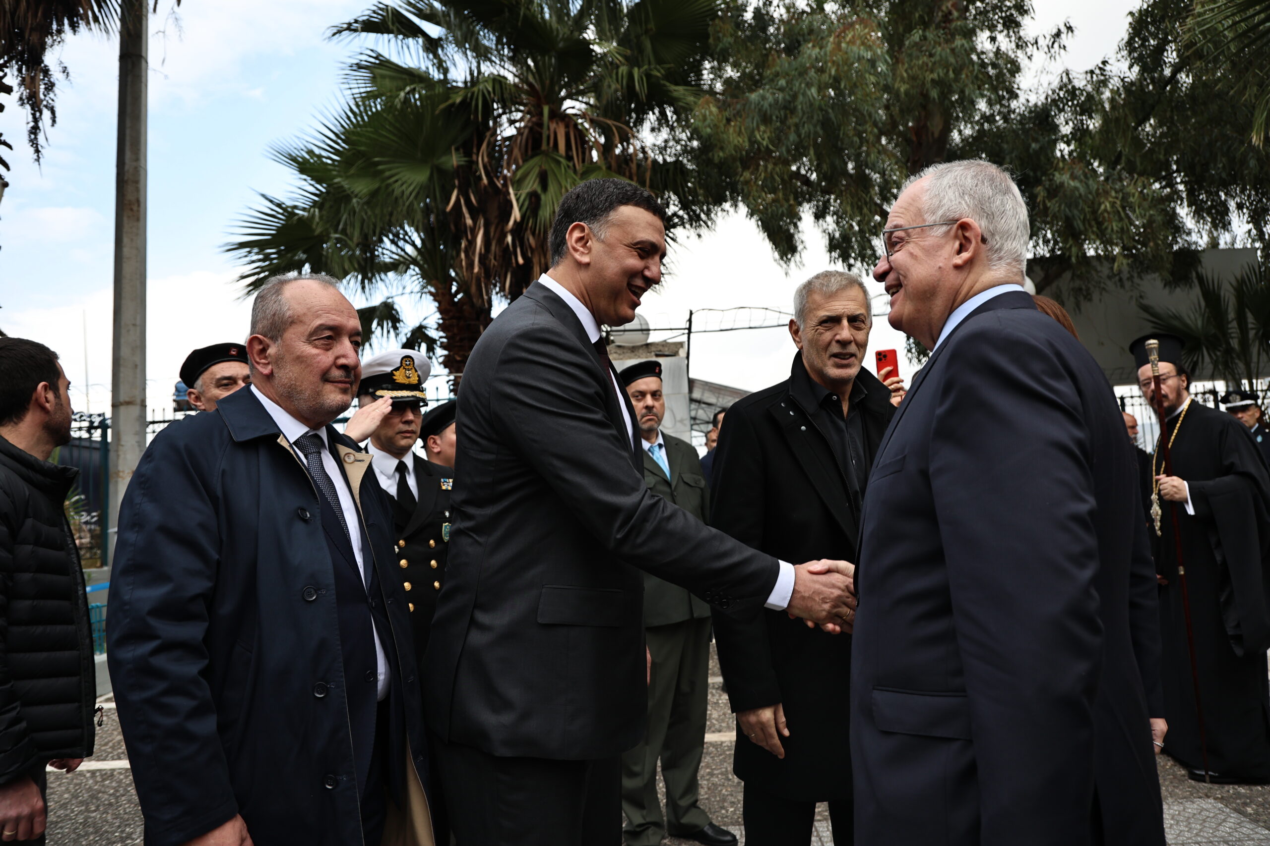 Θεοφάνεια: Εντυπωσιακές τελετές αγιασμού των υδάτων σε Πειραιά και Αθήνα – Δείτε εικόνες 37 Ο Βασίλης Κικίλιας με τον Κωνσταντίνο Τασούλα και τον Γιάννη Μώραλη