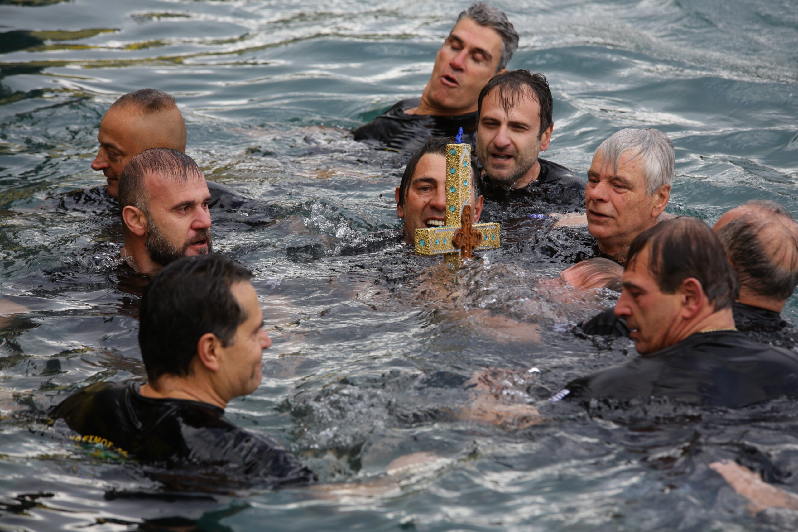 Θεοφάνεια: Εντυπωσιακές τελετές αγιασμού των υδάτων σε Πειραιά και Αθήνα – Δείτε εικόνες 25 Λιμάνι