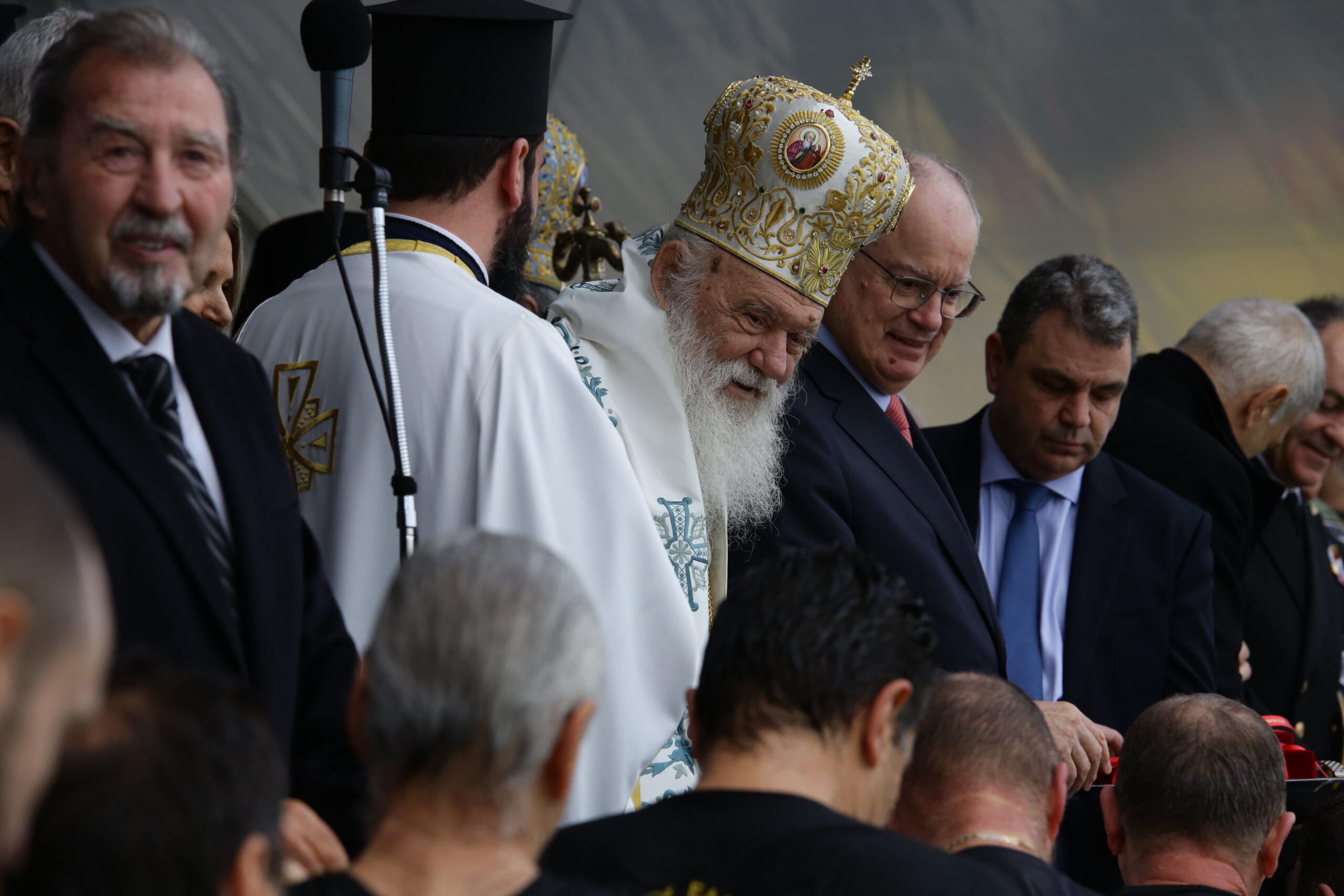 Θεοφάνεια: Εντυπωσιακές τελετές αγιασμού των υδάτων σε Πειραιά και Αθήνα – Δείτε εικόνες 33 Ιερέας