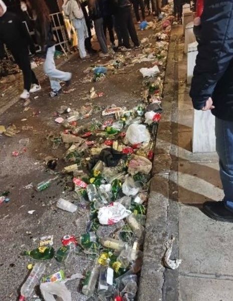 Θεσσαλονίκη: 700 τόνους απορρίμματα άφησαν πίσω οι εορτασμοί της Πρωτοχρονιάς 3 Σκουπίδια στη Θεσσαλονίκη μετά τις εκδηλώσεις της Πρωτοχρονιάς