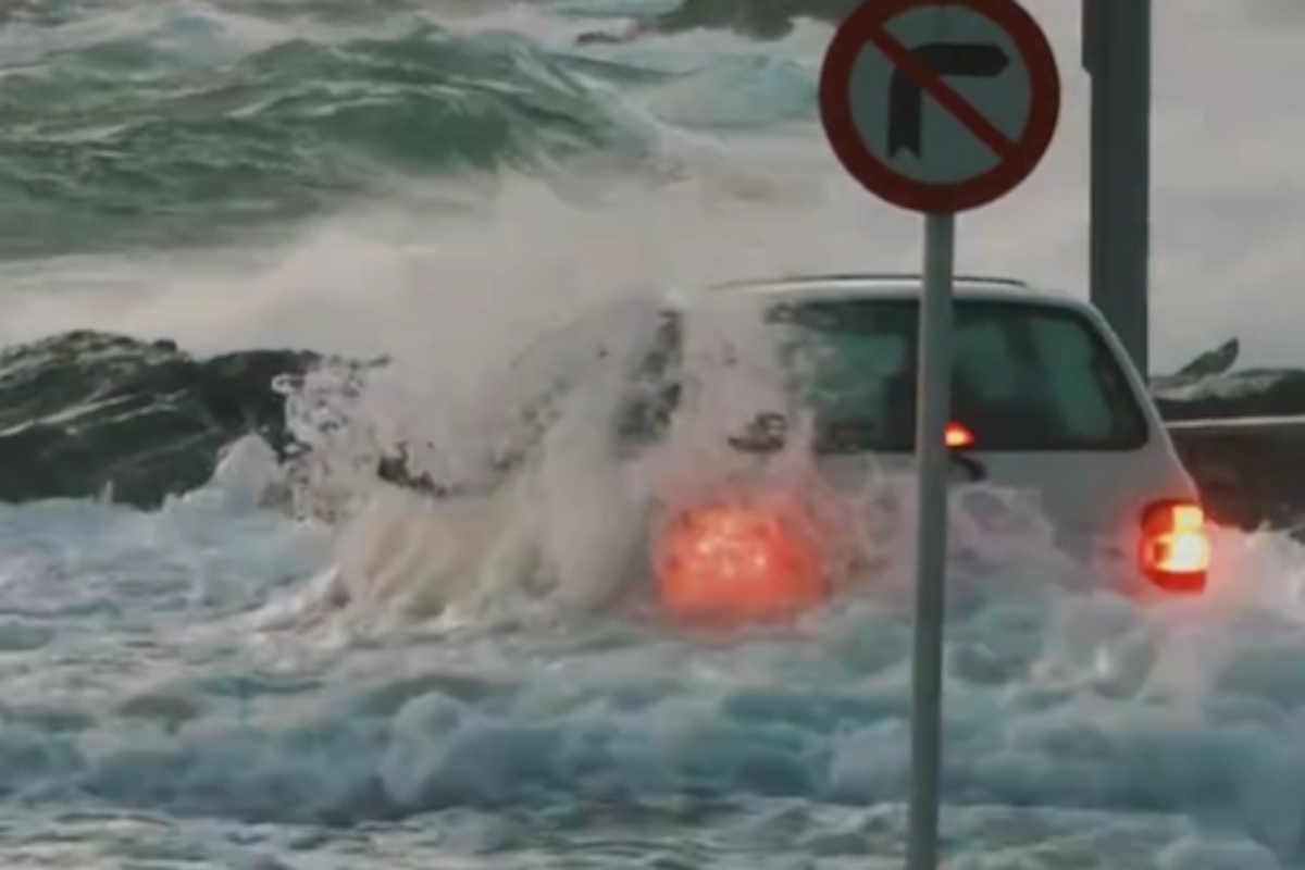 Τήνος: Οδηγός γλίτωσε «στο παρά πέντε» το αυτοκίνητό του από τα γιγάντια κύματα στο λιμάνι