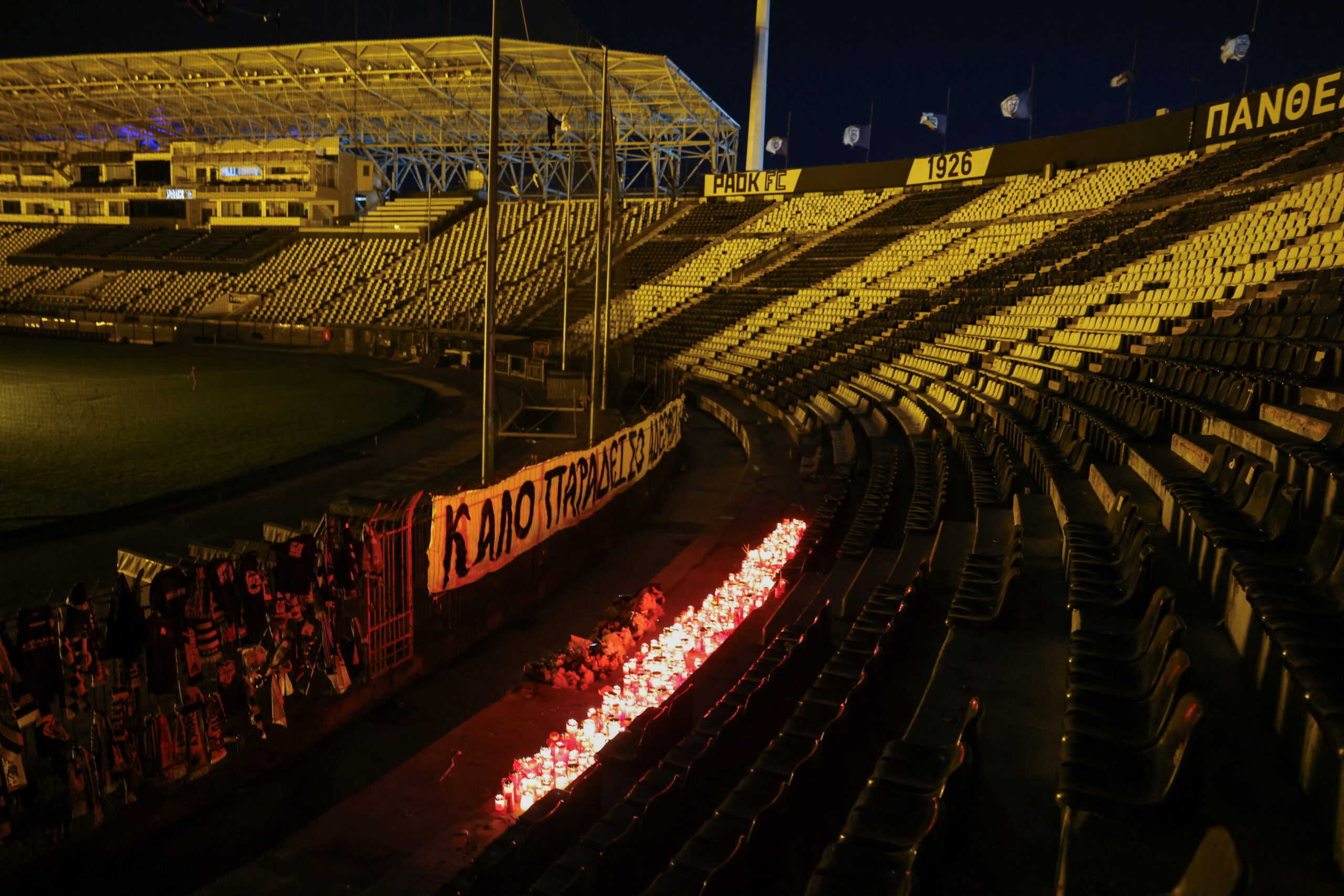 Συγκινητικές στιγμές στην Τούμπα: Κεριά και πανό για τους αδικοχαμένους οπαδούς του ΠΑΟΚ