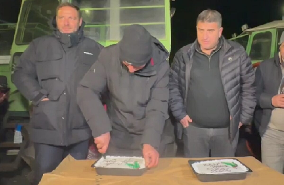 Αγρότες γιόρτασαν στο μπλόκο της Νίκαιας: Έκοψαν βασιλόπιτα πάνω στο τρακτέρ – «Δεν υποχωρούμε»