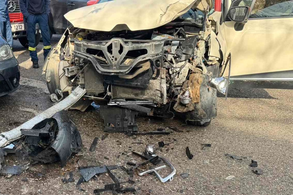 Το αυτοκίνητο που έπεσε πάνω στο δέντρο