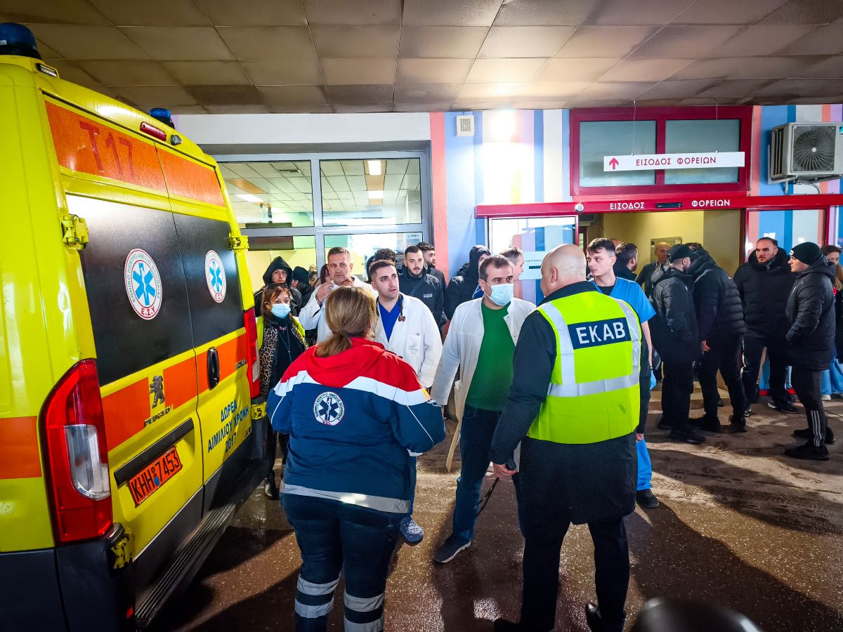 Ο ΠΑΟΚ αποχαιρετά τα 7 παλικάρια που χάθηκαν στη Ρουμανία: Συγκίνηση όταν οι σοροί έφτασαν στην Τούμπα – Το τρισάγιο και η επιστροφή τους στην πατρίδα