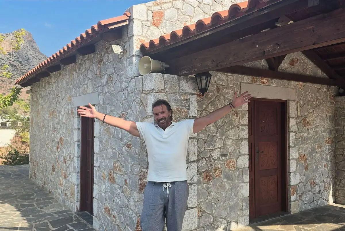 Τζώρτζογλου: Συγκινημένος αναφέρεται στον χωρισμό του από τη Μαριόλα – «Ήθελα να προστατεύσω το Σοφάκι μου από εμένα» 24 Ο Στράτος Τζώρτζογλου στον χώρο που παντρεύτηκε