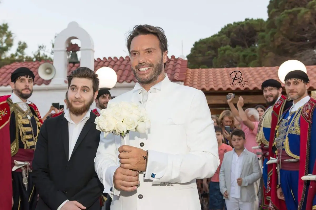 Τζώρτζογλου: Συγκινημένος αναφέρεται στον χωρισμό του από τη Μαριόλα – «Ήθελα να προστατεύσω το Σοφάκι μου από εμένα» 33 Ο Στράτος Τζώρτζογλου στον γάμο του