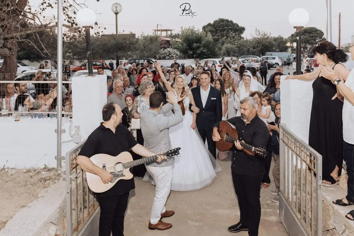 Τζώρτζογλου: Συγκινημένος αναφέρεται στον χωρισμό του από τη Μαριόλα – «Ήθελα να προστατεύσω το Σοφάκι μου από εμένα» 36 Ο Στράτος Τζώρτζογλου και η Σοφία Μαριόλα στον γάμο τους