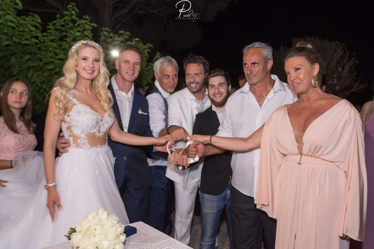 Τζώρτζογλου: Συγκινημένος αναφέρεται στον χωρισμό του από τη Μαριόλα – «Ήθελα να προστατεύσω το Σοφάκι μου από εμένα» 32 Ο Στράτος Τζώρτζογλου και η Σοφία Μαριόλα στον γάμο τους