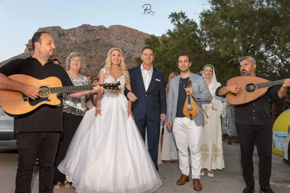 Τζώρτζογλου: Συγκινημένος αναφέρεται στον χωρισμό του από τη Μαριόλα – «Ήθελα να προστατεύσω το Σοφάκι μου από εμένα» 34 Ο Στράτος Τζώρτζογλου και η Σοφία Μαριόλα στον γάμο τους