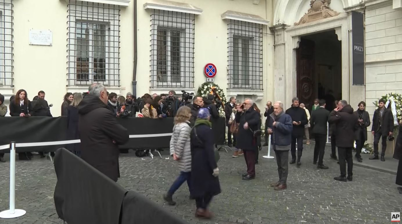 Valentino: Πλήθος στο λαϊκό προσκύνημα – Η Ρώμη αποχαιρετά τον «αυτοκράτορα» της μόδας