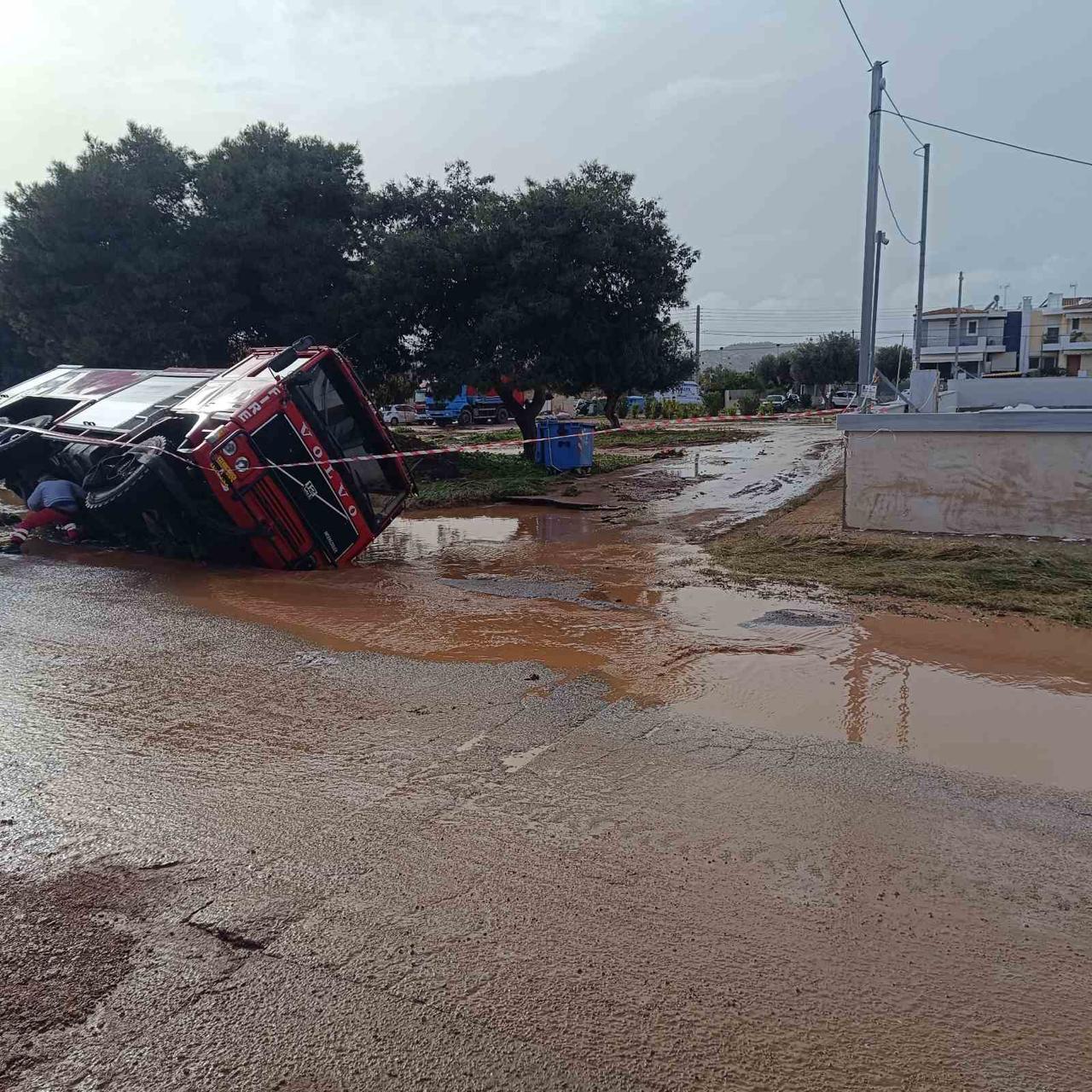 Βάρη: Μεγάλες ζημιές από την κακοκαιρία – Στη λάσπη σπίτια και αυτοκίνητα, δρόμος «κατάπιε» όχημα της Πολιτικής Προστασίας 10 δρόμος