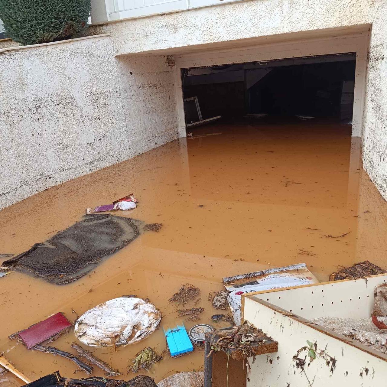 Βάρη: Μεγάλες ζημιές από την κακοκαιρία – Στη λάσπη σπίτια και αυτοκίνητα, δρόμος «κατάπιε» όχημα της Πολιτικής Προστασίας 14 Σπίτι