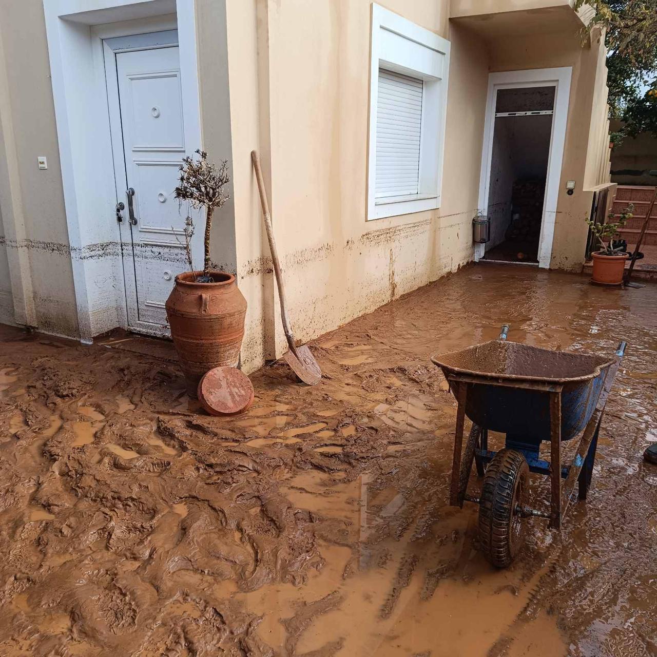 Βάρη: Μεγάλες ζημιές από την κακοκαιρία – Στη λάσπη σπίτια και αυτοκίνητα, δρόμος «κατάπιε» όχημα της Πολιτικής Προστασίας 12 σπίτι