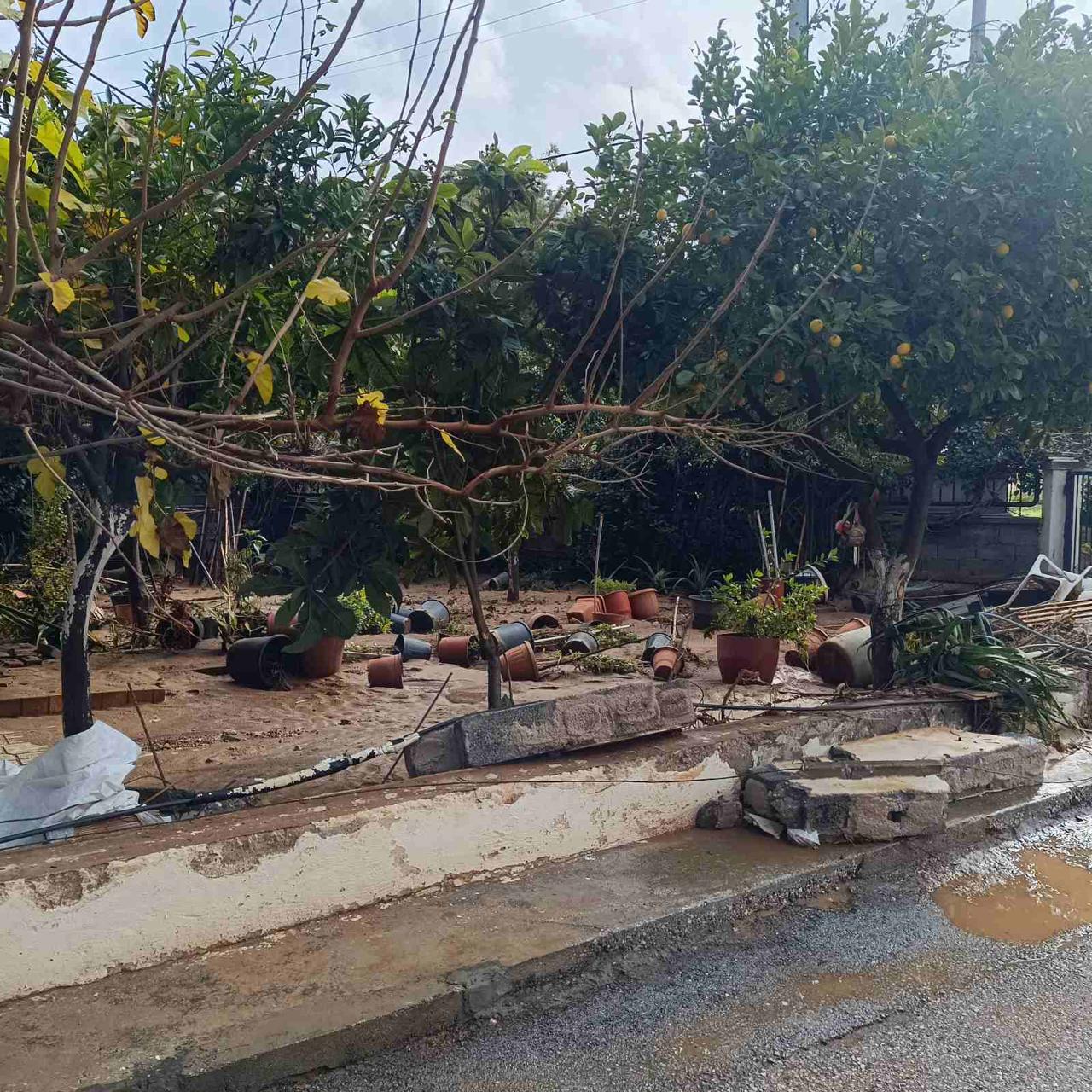 Βάρη: Μεγάλες ζημιές από την κακοκαιρία – Στη λάσπη σπίτια και αυτοκίνητα, δρόμος «κατάπιε» όχημα της Πολιτικής Προστασίας 9 Σπίτια