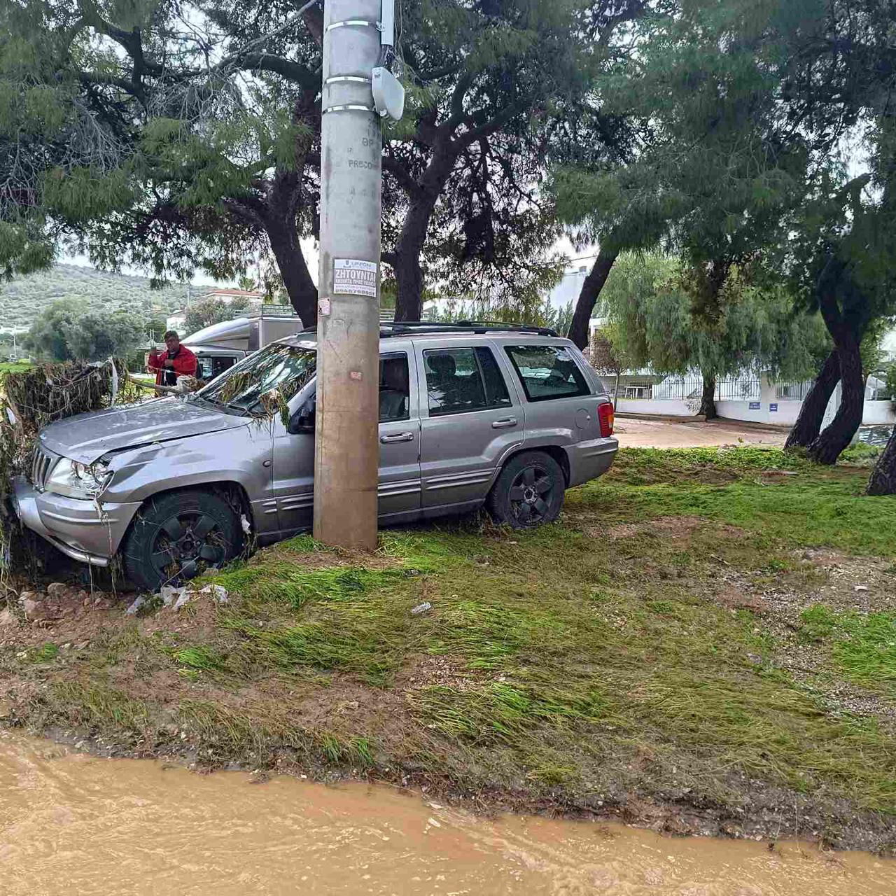 Βάρη: Μεγάλες ζημιές από την κακοκαιρία – Στη λάσπη σπίτια και αυτοκίνητα, δρόμος «κατάπιε» όχημα της Πολιτικής Προστασίας 8 Αυτοκίνητο