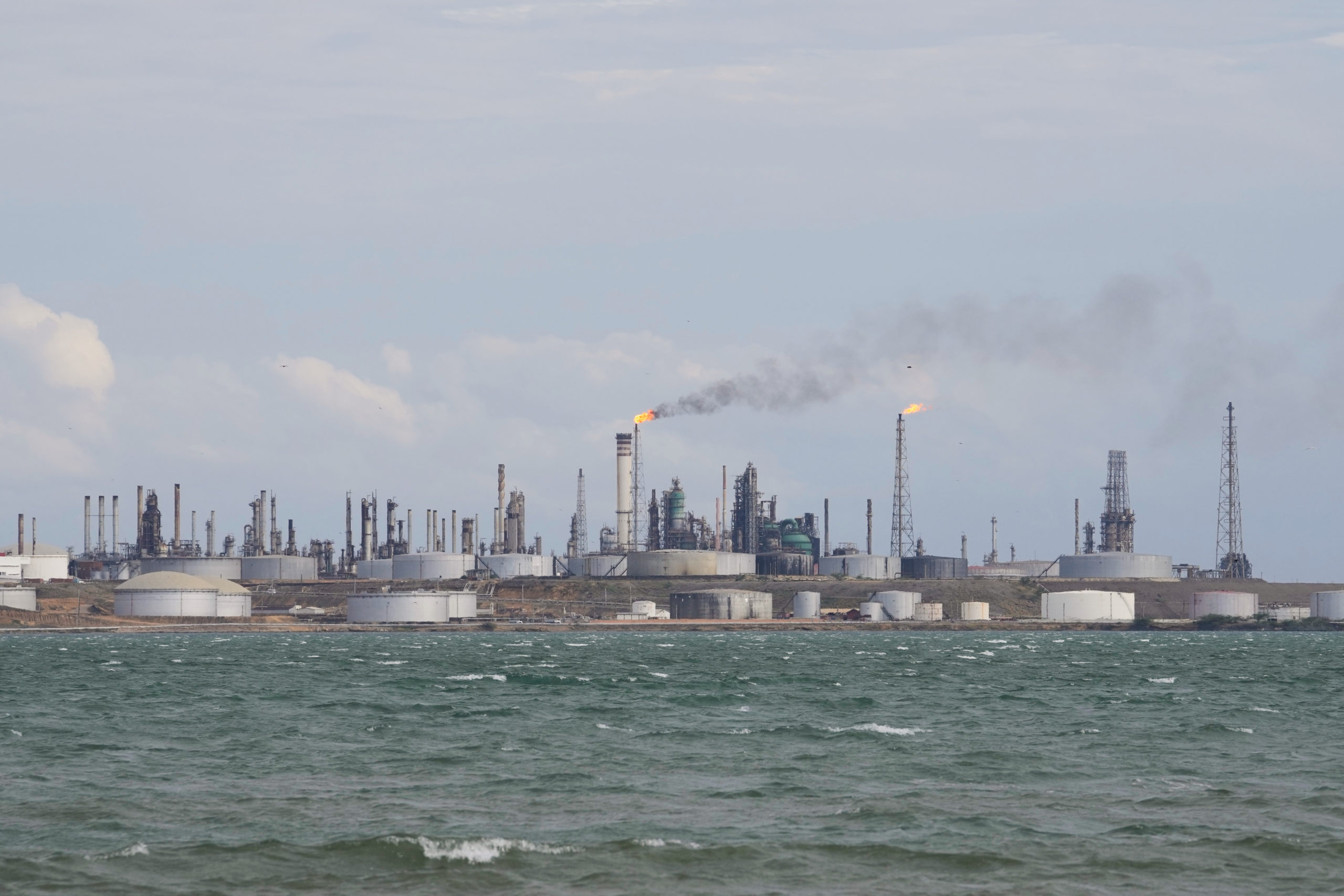 ΗΠΑ: Πραγματοποιήθηκε η πρώτη πώληση πετρελαίου της Βενεζουέλας από την Ουάσινγκτον για 500 εκατ. δολάρια