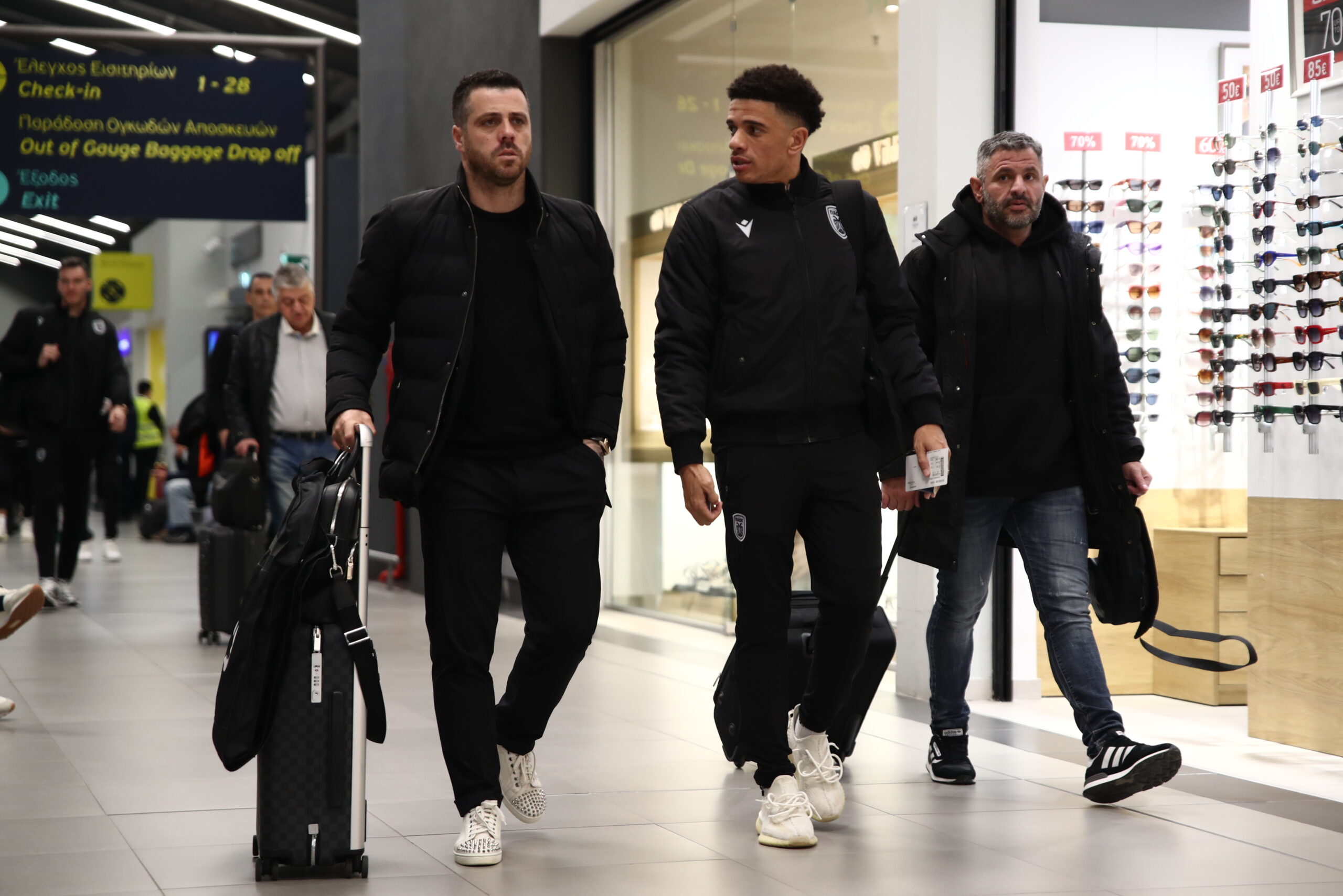 ΠΑΟΚ: Τεταμένη ατμόσφαιρα στην αναχώρηση της ομάδας για τον αγώνα με τη Λιόν 3 ΠΑΟΚ: Τεταμένη ατμόσφαιρα στην αναχώρηση της ομάδας για τον αγώνα με τη Λιόν