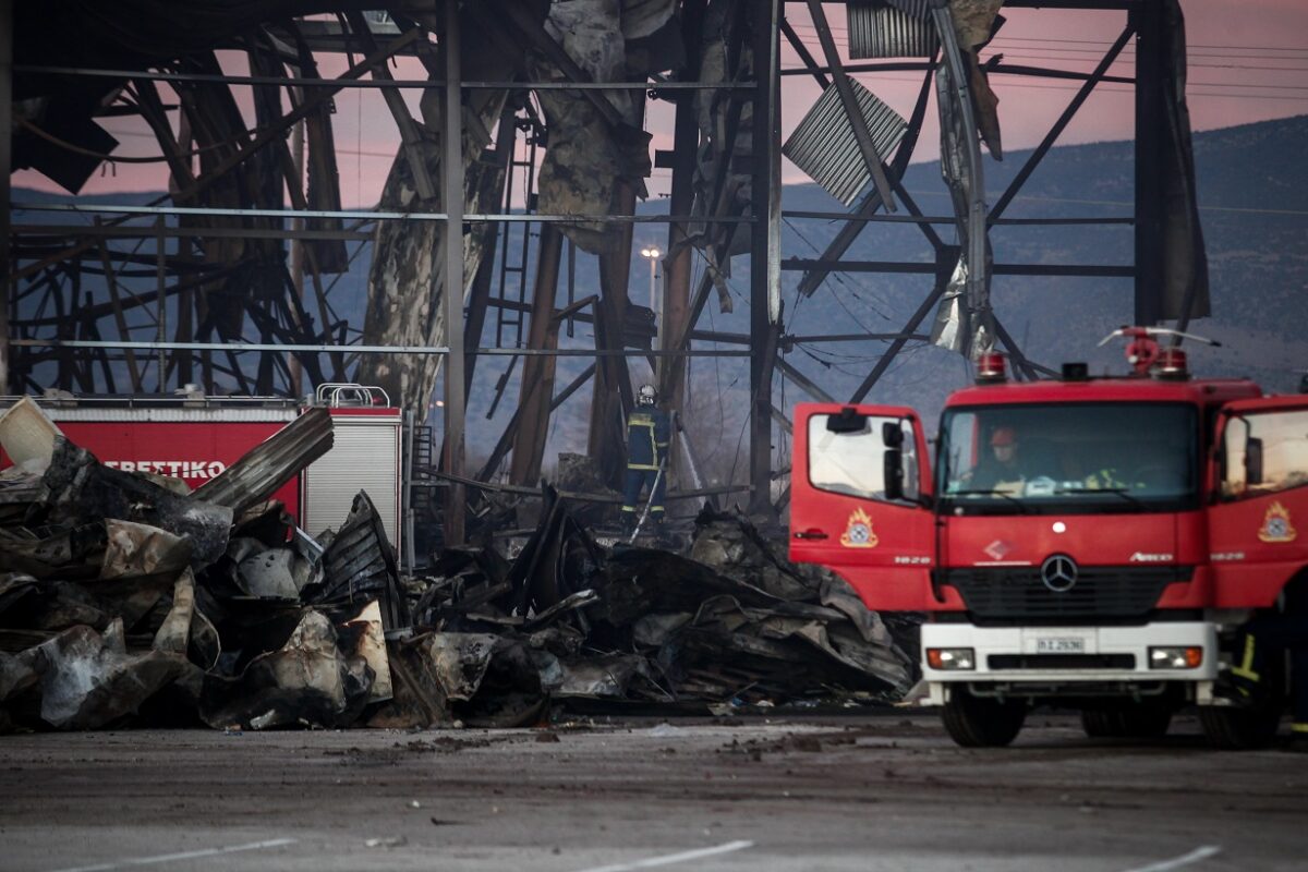 Home 53 Δραματικές εξελίξεις στη «Βιολάντα»: Φρέσκες εικόνες από τα ερείπια του εργοστασίου – Τρίτη μέρα ρίψεων νερού