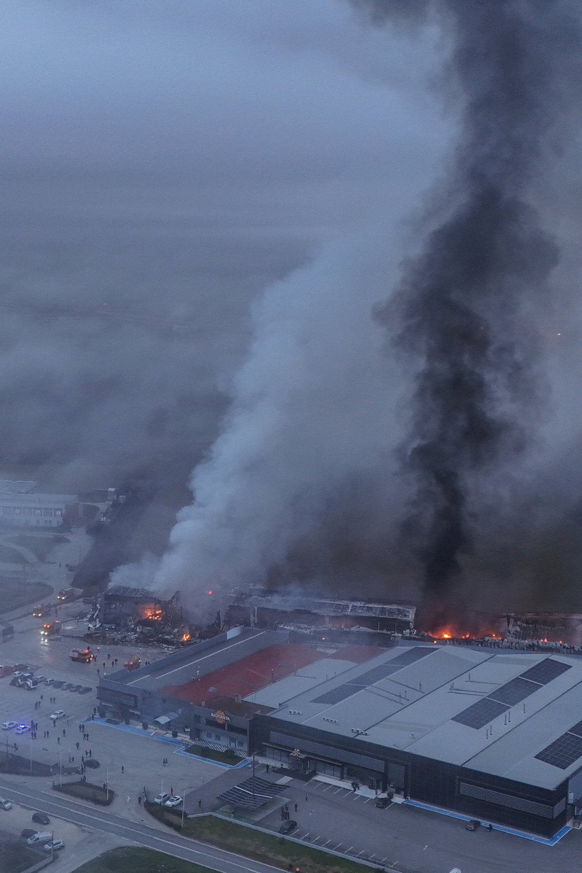 Δραματική εξέλιξη στο εργοστάσιο «Βιολάντα»: Από τη χαρά στο πένθος – 30 άτομα θα ήταν στη βάρδια αν δεν υπήρχε η κοπή της πίτας τη νύχτα της έκρηξης