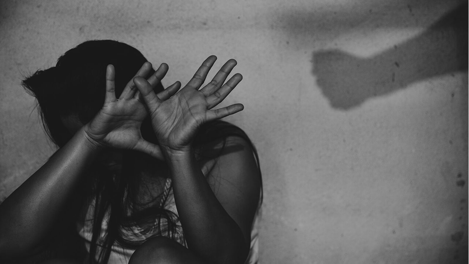 Σοκ: Ζευγάρι φυλάκιζε παιδιά σε κοτέτσι και τα ανάγκαζε να μάχονται – Η μητέρα παραχώρησε την επιμέλειά τους για ένα κινητό