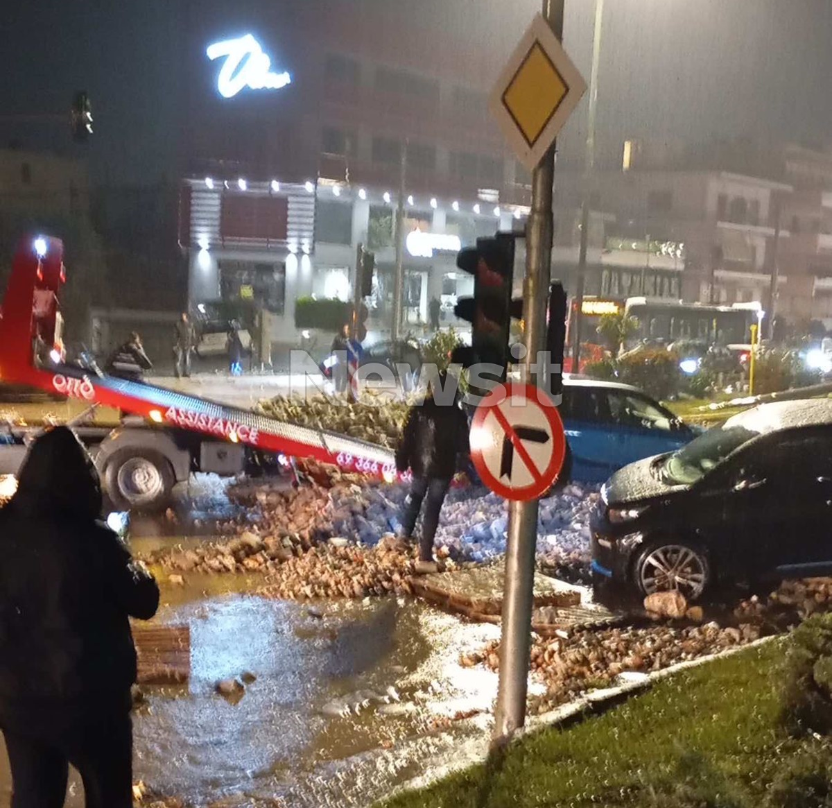 Κακοκαιρία: Σκηνές «Αποκάλυψης» στη Βούλα – Δρόμοι πλημμυρισμένοι από λάσπη, πολύωροι εγκλωβισμοί, κλειστή η Ποσειδώνος 4 Βούλα