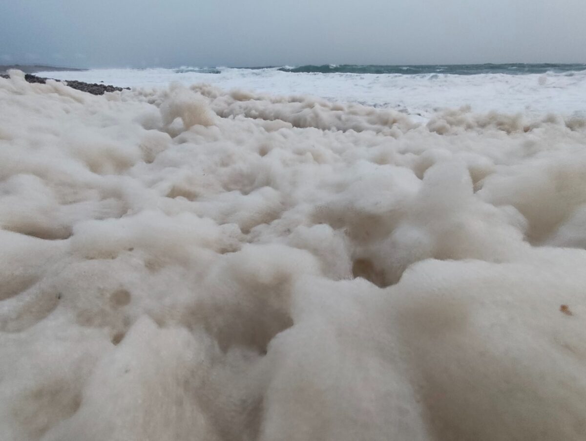 Αφροί σε παραλία