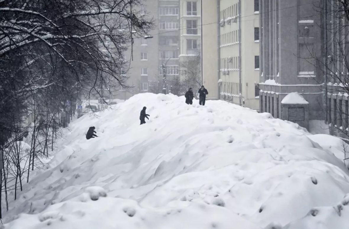 Η Μόσχα «πνίγηκε» στο χιόνι – Απίστευτες εικόνες – Βίντεο