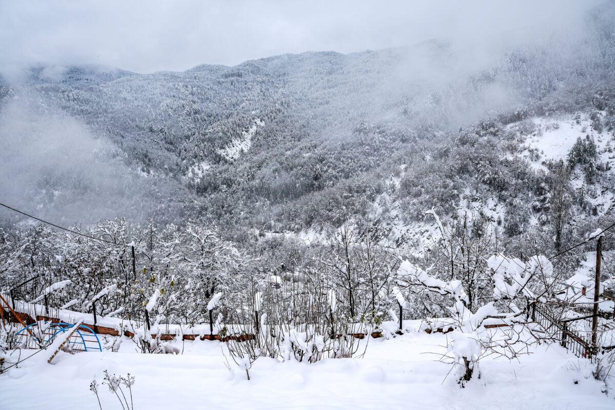 Καιρός: Δυνατές βροχοπτώσεις, χιονοπτώσεις και ισχυροί άνεμοι – Επικίνδυνα φαινόμενα σε έξι περιοχές, επείγον δελτίο από την ΕΜΥ