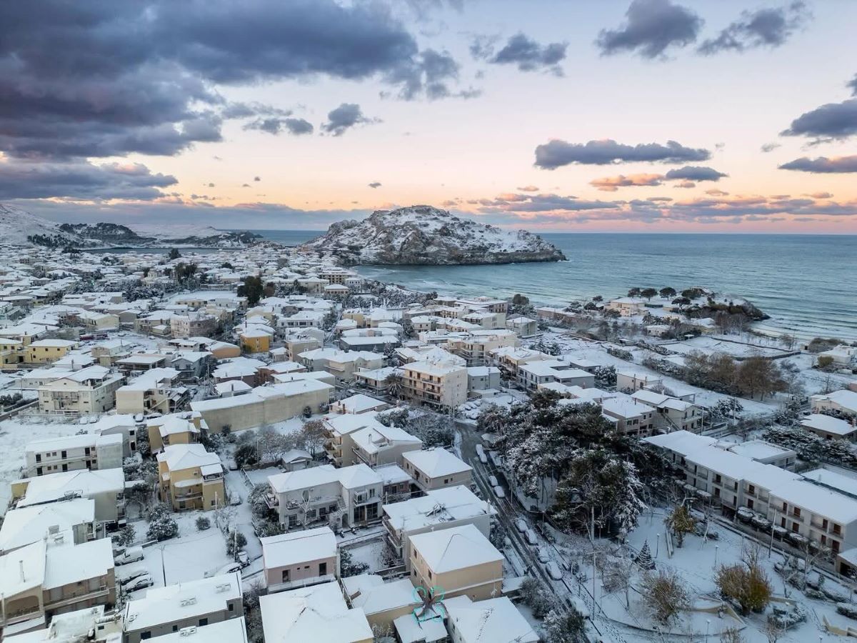 Καιρός: Χιονισμένα τα νησιά του Αιγαίου – Το χιόνι αγγίζει τη θάλασσα, μαγευτικές εικόνες