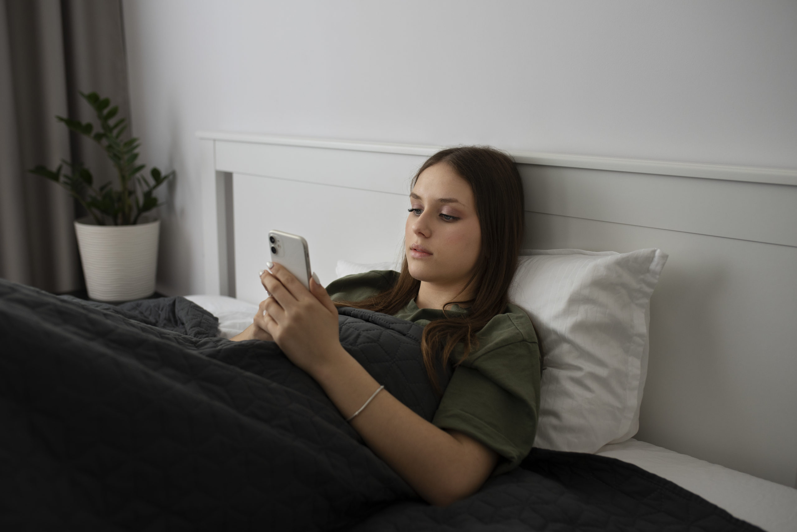 Ύπνος: Πόσο ασφαλές είναι να έχετε το smartphone δίπλα στο κεφάλι σας; Γιατρός αποκαλύπτει την αλήθεια και αναλύει τις συνέπειες