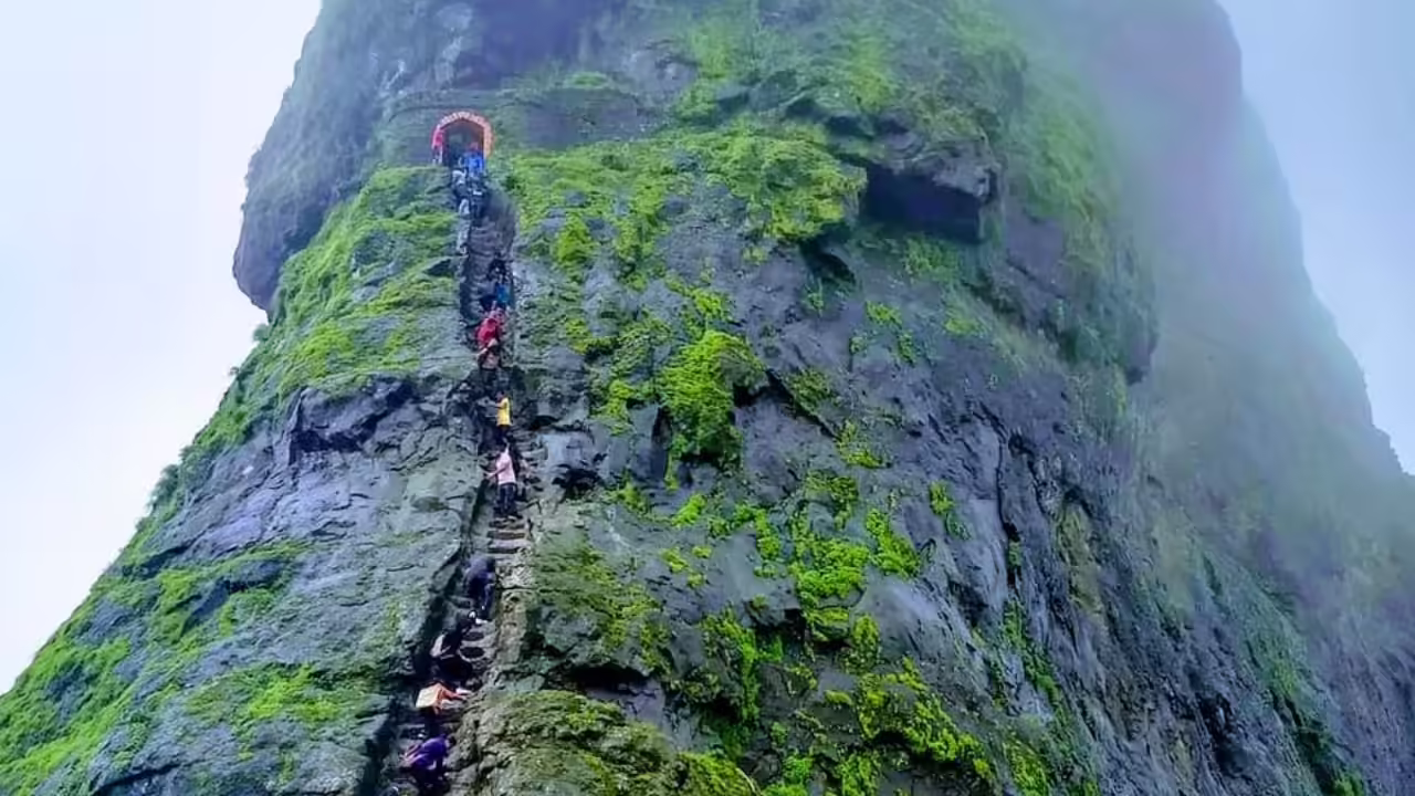 Βίντεο: Τα σκαλοπάτια του ινδικού φρουρίου Harihar «κόβουν την ανάσα» – Ακριβώς πάνω στον γκρεμό!