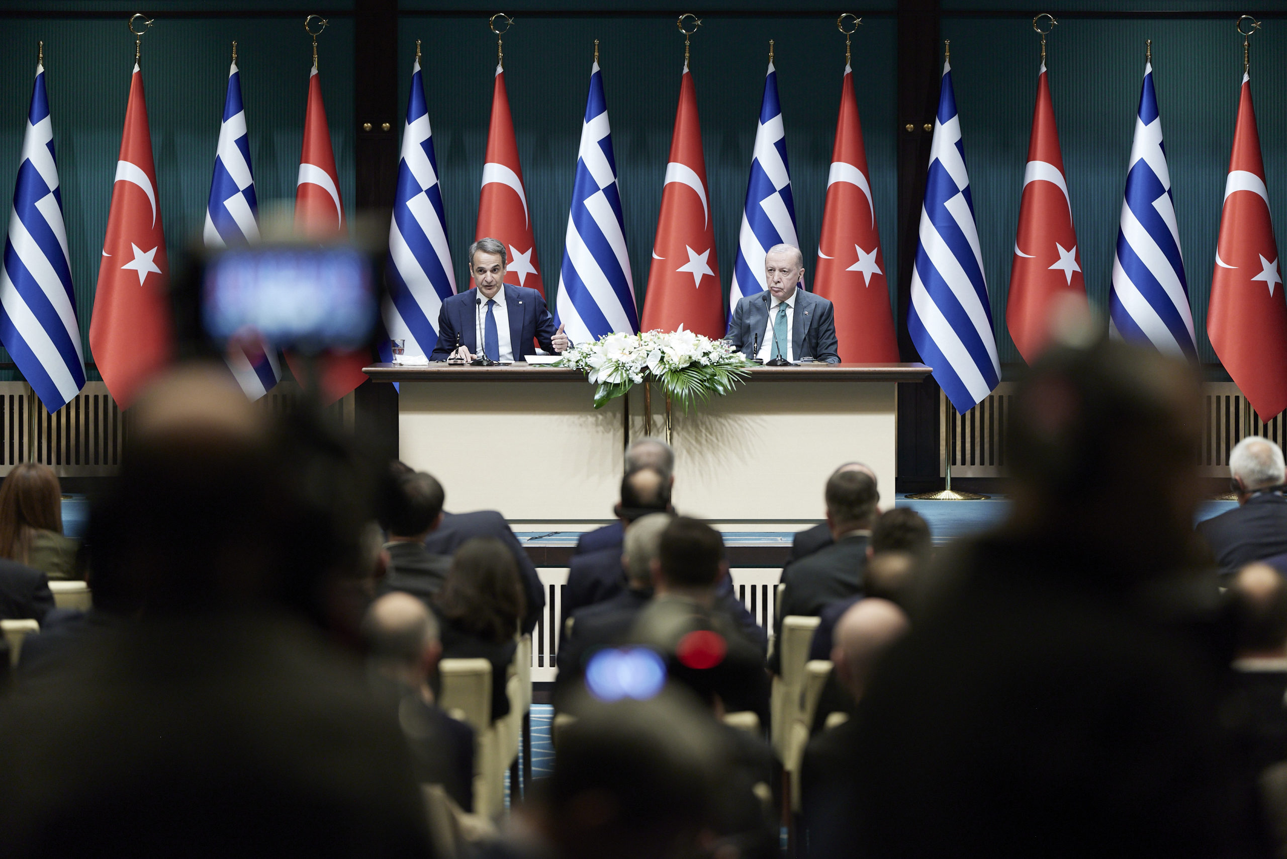 Ελλάδα–Τουρκία: Το χαμόγελο της διπλωματίας και η σκιά του πεδίου – Ανάλυση από τον Λυκούργο Λιακάκο