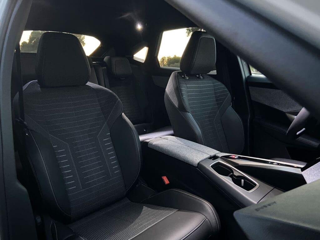 Οδηγώντας το νέο Peugeot 3008 Hybrid