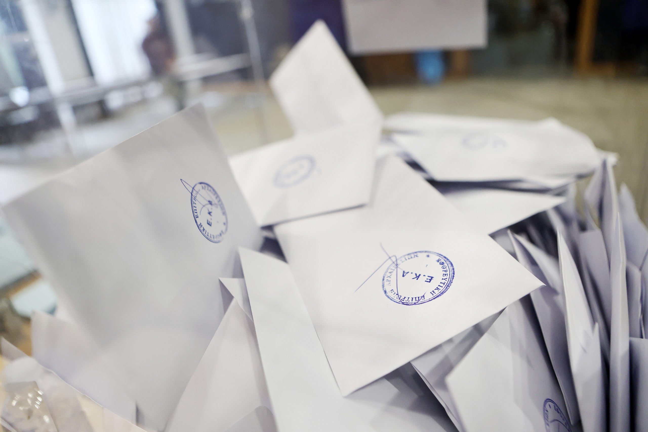 Έρευνα Metron Analysis: Στο 12,1% η απόσταση ΝΔ-ΠΑΣΟΚ – Ποιοι θα επέλεγαν Καρυστιανού, Τσίπρα ή Σαμαρά